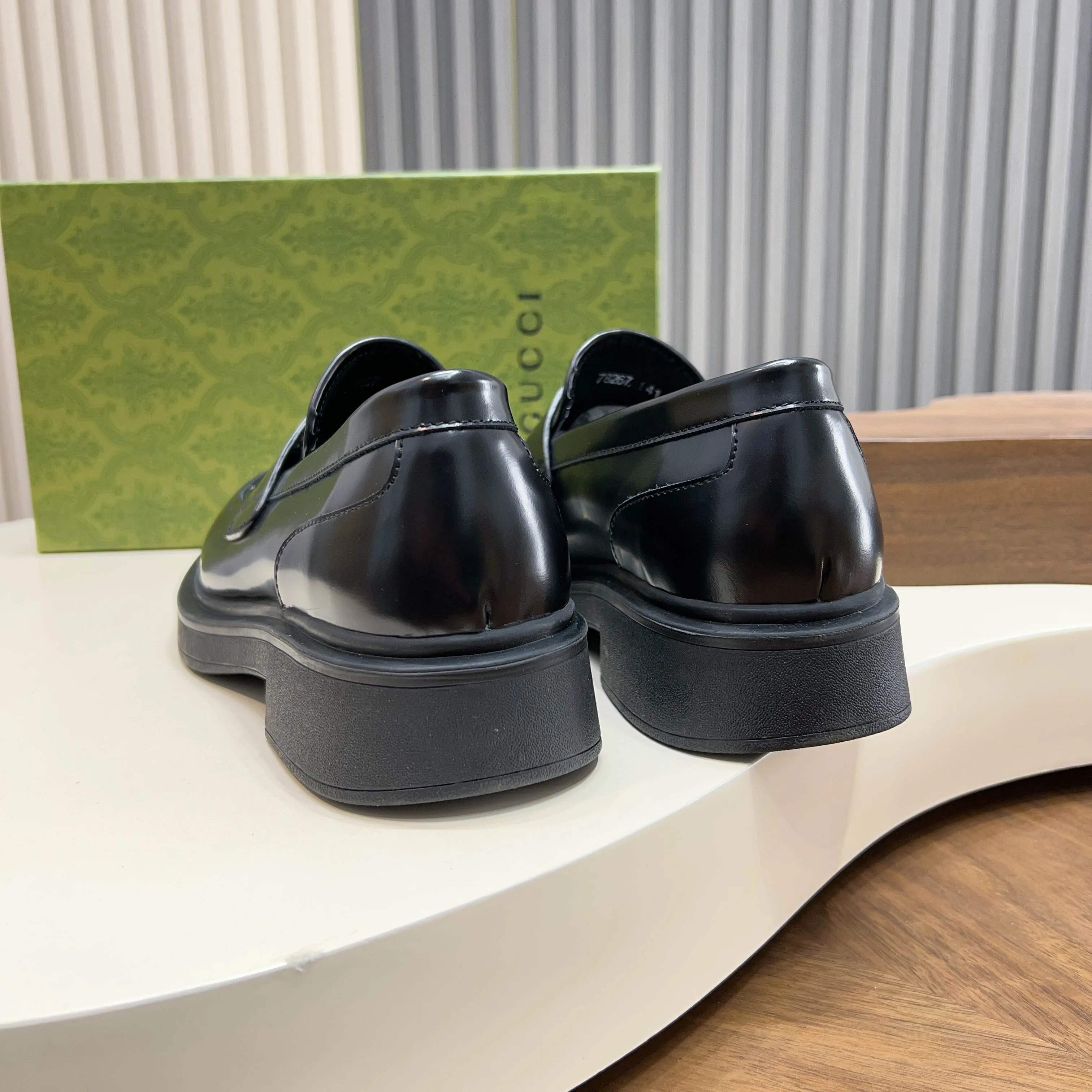 💰780 Gucci/Gucci new men’s lace-up shoes with GG details, matte cow leather derby shoes! The design of this men's lace-up shoe is rooted in the brand's heritage. Crafted from premium waxed cow leather, it is embellished with GG printed embossed suede leather details, a nod to Gucci's iconic monogram. The rubber sole decorated with GG pattern adds a touch of modern fashion to this design. Typical three-joint style design. European and American classic version, full calfskin lining. The overall upper texture is soft and the lining is comfortable and breathable. 2CM thickened soft rubber sole, easy to control. Versatile and stylish upper foot, multiple colors available to meet different matching needs, complete package! Size: 39-40-41-42-43-44 leather shoe size (38.45.46 can be customized)